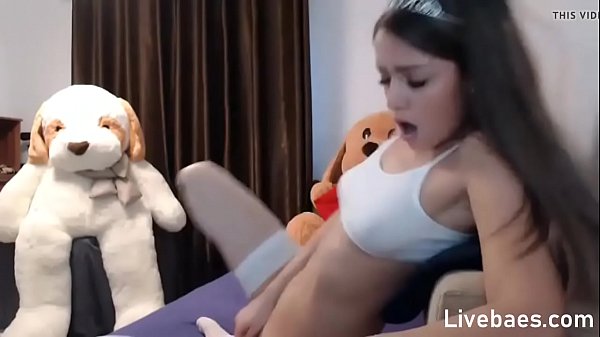 Queen Teen Camgirl Masturbates on - teensmate.com