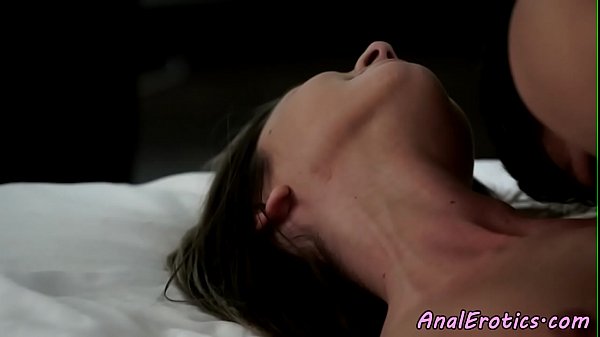 Vẻ đẹp nhỏ nhắn assfucked trong tư thế cái thìa