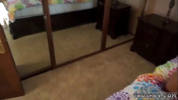 Il patrigno sbircia il capo, il suo compagno di giochi, che ha 2 anni. e tabù