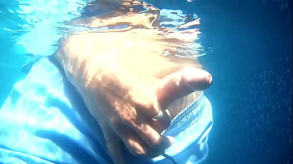 Masturbarsi in piscina