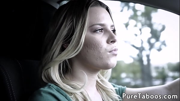 Adolescente succhiacazzi sbattuta dall'istruttore di guida