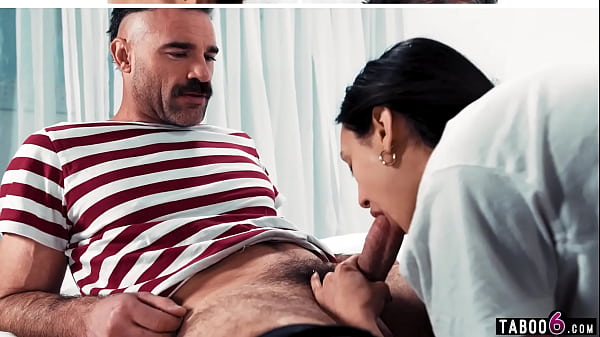 Die lateinamerikanische Teenagerin Eliza Ibarra hat sich heute Charles Dera zum Sex ausgesucht