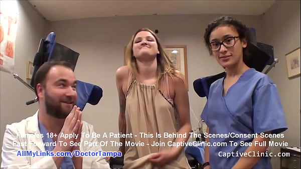 "Encerrando a un amplio" La contrabandista Alexandria Riley es atrapada y electrochoque interrogada por la oficial Lilith Rose y el doctor Tampa en BondageClinic.com