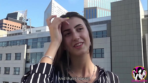 La zorra explosiva Lina Luxa con piernas infinitas teniendo un gang bang con 3 hombres