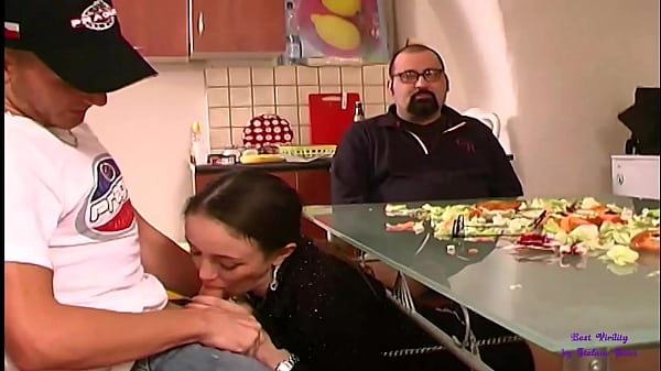 Schönes junges Mädchen zieht sich aus