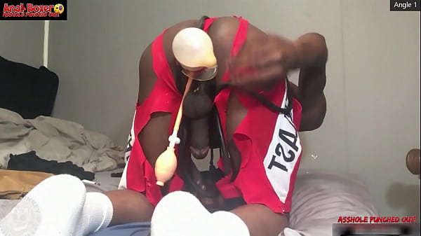 Usando um enorme vibrador para cobrir seu buraco destruído - The Ass bouquet de buttplug com as bombas infláveis, gemendo com um olho roxo prolapsado - Ass Monkey - TheAmOfficial