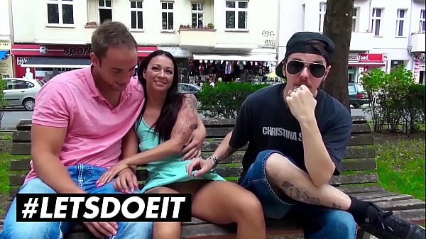 BUMS BUS – (Mareen Deluxe &amp_ Ethan Schmitt) Freche MILF erwartet eine Hardcore-Fahrt durch Berlin