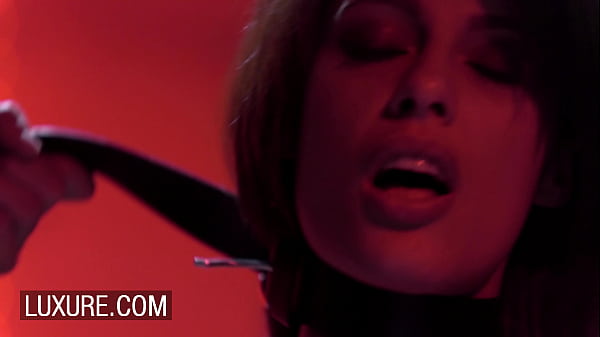 Orgie hardcore avec Nikita Bellucci dans un club échangiste