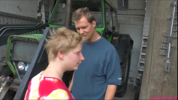 बदसूरत गोल-मटोल सुनहरे बालों वाली गैराज बॉस ने उसके कर्मचारी को चोदा, उसका वीर्य खाया