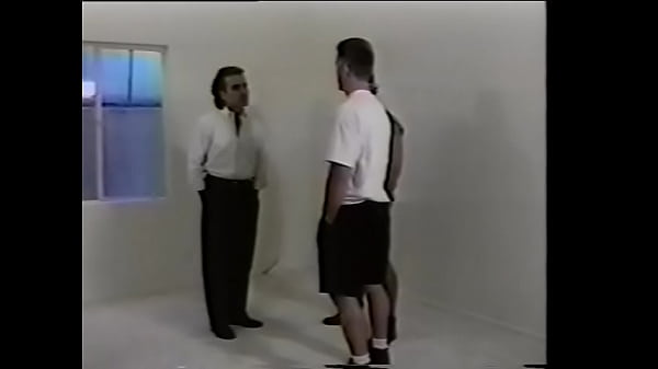 Hai anh chàng muốn mua nhà và yêu cầu đại lý bất động sản chọn một biến thể thích hợp, họ không thể không quan hệ tình dục ở đó trong khi đại lý bất động sản bước ra ngoài một lúc