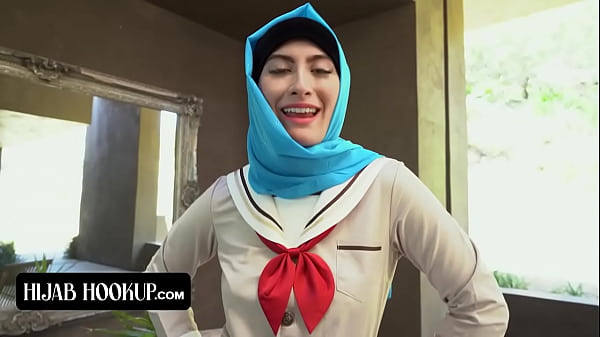 Die süße Angeline Red aus dem Nahen Osten ist bereit, den ganzen Weg mit ihrem Freund zu gehen und springt auf seinen Schwanz