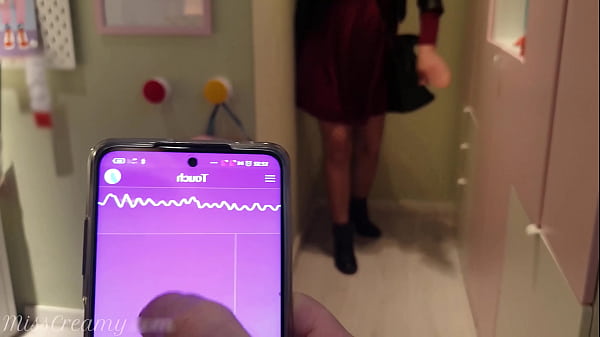Vibratore pubblico a distanza nel centro commerciale - Controllo la figa con lussureggiante - MissCreamy