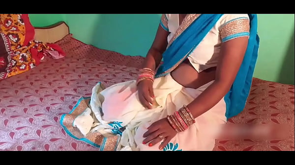 Beau-frère frottant ses seins sur le mur en sari blanc, a vu sa chatte baisée avec force et son cul baisé férocement