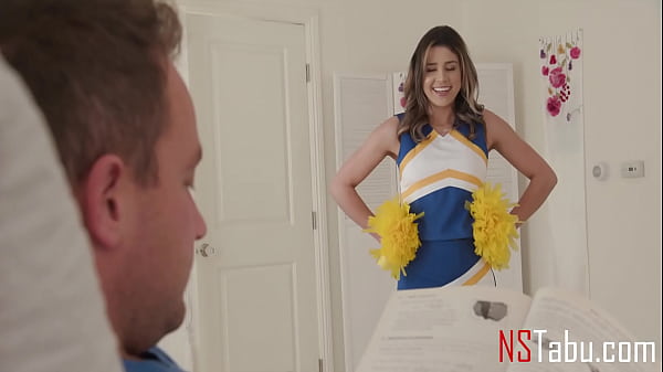 Cheerleader-Stiefschwester jubelt über meinen traurigen Schwanz – Kylie Rocket