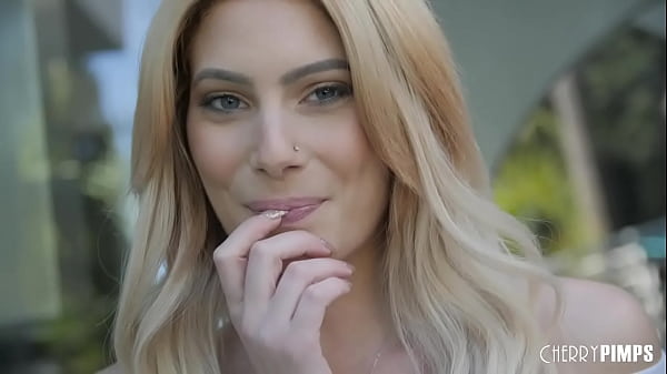 La bionda magra e naturale Nella Jones cavalca una cowgirl su Donnie Rock Hardcore