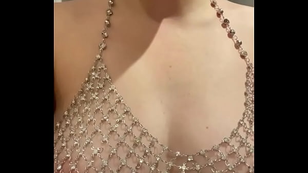 热辣的青少年女孩在青少年中玩得很开心