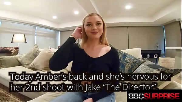 Scheiße! Die süße 18-jährige Amber Moore wird von ihrem ersten großen schwarzen Schwanz dunkel gefickt!