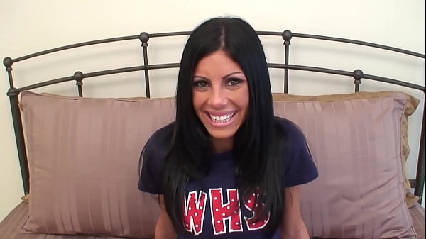 Shaved_pussy Teen tritt auf – frech