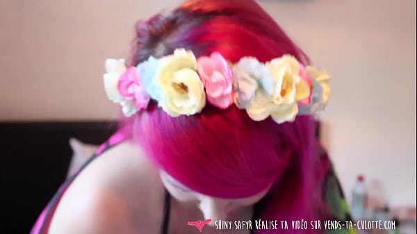 Vends-ta-culotte - Ragazza alternativa si spoglia e si accarezza la figa - Shiny Safyr