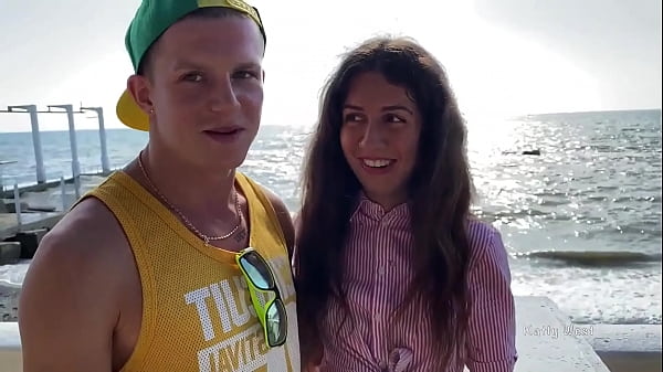 Il cornuto guarda la moglie troia scopare con uno sconosciuto e uno sconosciuto viene nella bocca del cornuto