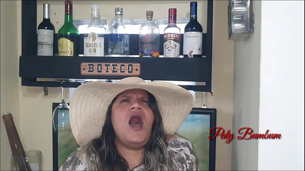 La bella ragazza si mette in mostra