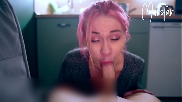 Meine heiße Stiefschwester wollte nicht das Geschirr spülen, also wurde sie in den Mund gefickt!