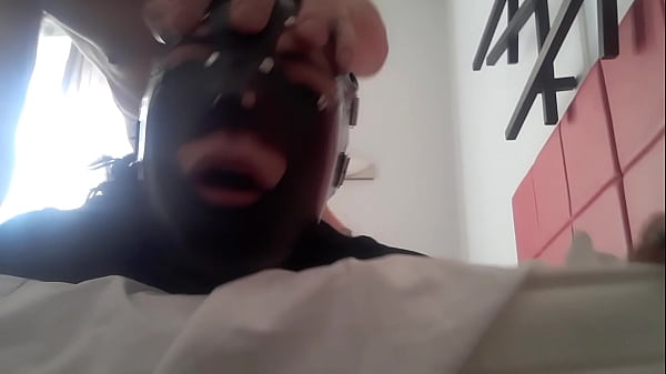 Laura en tacones en una dura escena de garganta profunda y ndash_ chupa mi polla, puta sucia