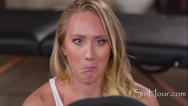 Hübsches Teenie-Mädchen zieht sich lesbisch aus