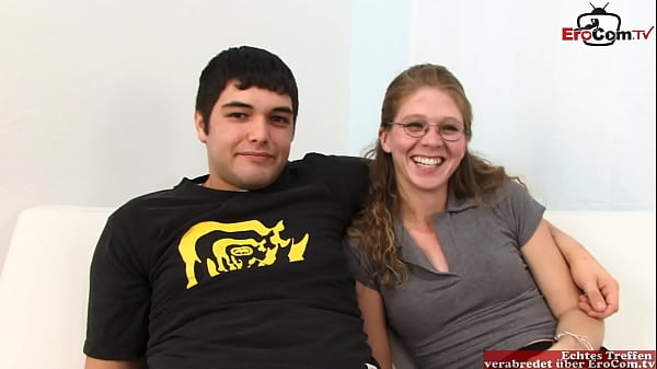 Moglie magra con gli occhiali scopa un BBC davanti al cornuto