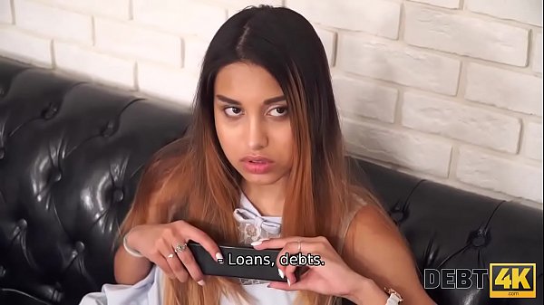 Debito4k. La piccola modella Roxy Lips con il corpo fa sesso con uno sconosciuto per debiti