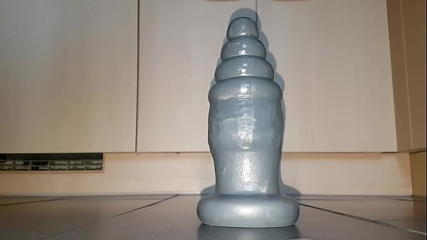 Eu me fodendo com um plug anal enorme (Parte 1)