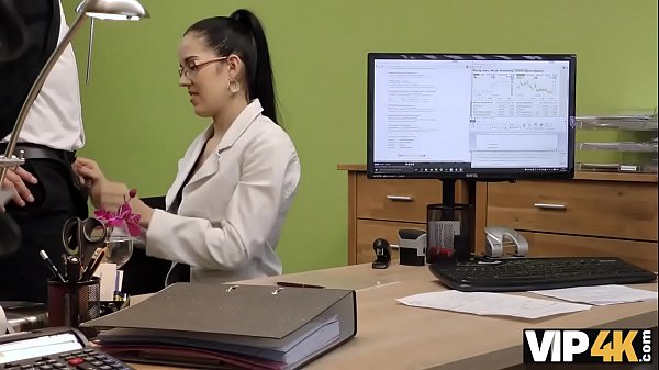 VIP4K. Elis Dark demande du crédit et écarte les jambes au bureau