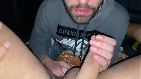 gay succhia il cazzo di un ragazzo etero e gli fa un ditalino nel culo