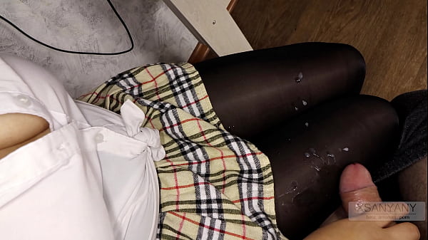 किशोर एक सहपाठी के लंड को झटका देता है)))दूध दुहता है। SanyAny