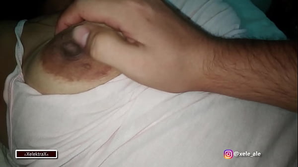 Leidenschaftliches Teenie-Mädchen zieht sich in fucked_up_family aus