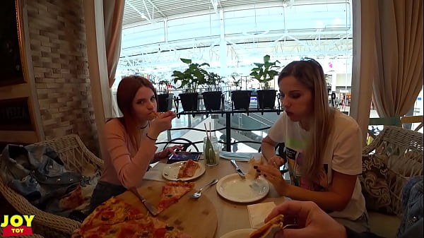 Vibratori a distanza all'interno di due ragazze sexy - Divertimento pubblico SFW | Parte 2