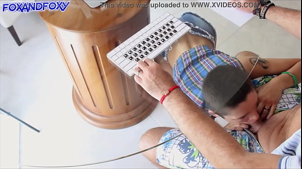 4K Una bella adolescente fa un pompino profondo sotto il tavolo