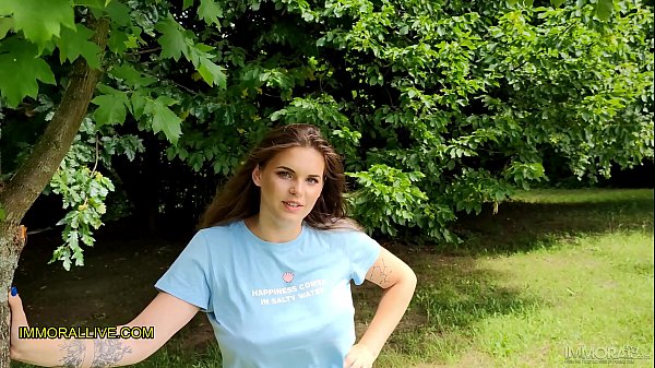 La mignonne aux seins énormes, Taylee Wood, se fait associer par son beau-père et son beau-fils à grosse bite