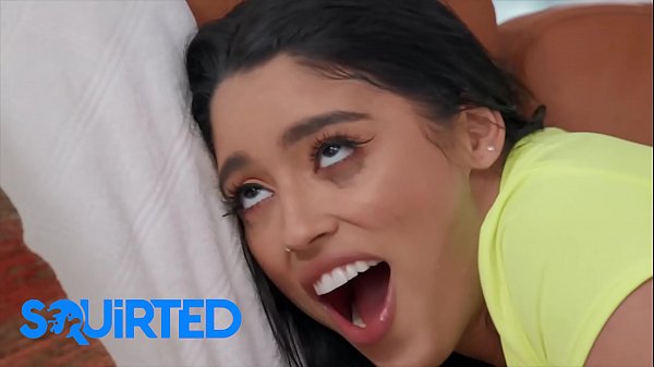 Phat ass Cuban (Vanessa Sky) suce profondément et crache toute sa bite et chevauche jusqu'à ce qu'elle gicle - Squirted