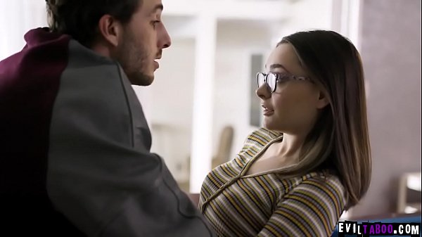 Der Superstar Lucas Frost hatte ein Interview mit der jungfräulichen Teenie-Reporterin Aften Opal. Er überzeugte sie, sich von ihm ihre frische Teenie-Muschi ficken zu lassen.