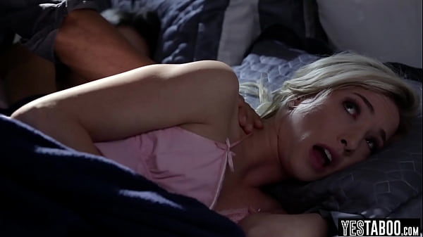 सुंदर किशोर पोर्नस्टार को चिढ़ाता है