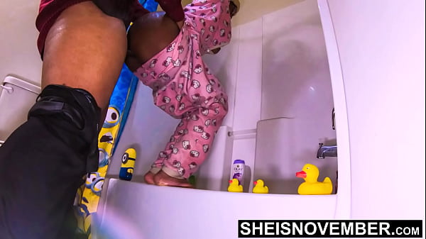 HD Impreñé accidentalmente a la hijastra puta con un pastel de crema en el coño apretado y húmedo, follándola a lo perrito y montando una enorme polla en primer plano, joven negra tetona Sheisnovember, tetas naturales perfectas, areolas afuera durante la corrida de Msnovember