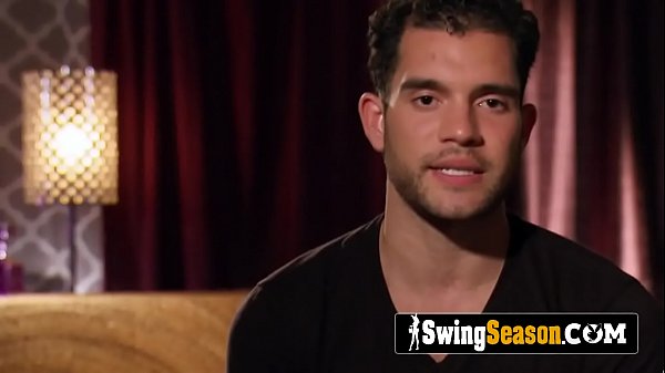 Fellation soft sous la douche avec une petite brune échangiste.