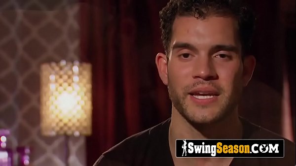 Massages torrides pour couples échangistes pervers avant le début d'une orgie désordonnée.