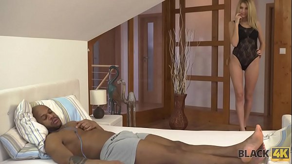 NERO4K. Karina Grand sfrutta la sua possibilità per succhiare e cavalcare un cazzo