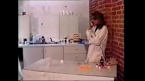 黑发科学家在她的实验室里发现了她的男朋友和他的队友的行为，并决定让她加入他们也没关系