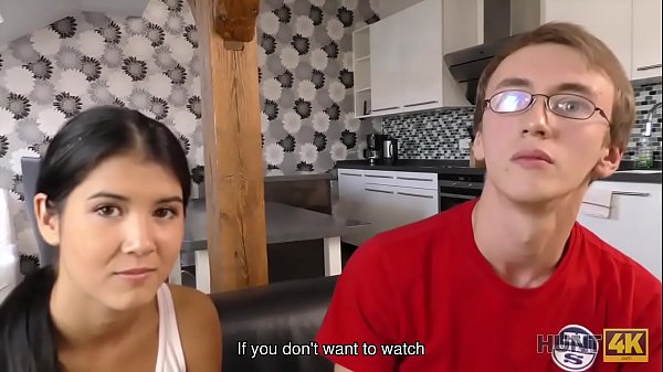 CHASSE4K. La lassie maigre aux cheveux noirs est prête pour une action sale pour de l'argent