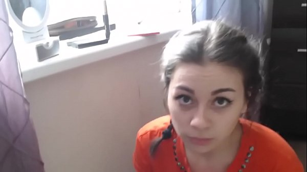 Hijastra chupa a su padrastro cuando su madrastra no está en casa