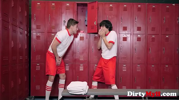 Un allenatore MILF e due studenti arrapati: Penny Barber