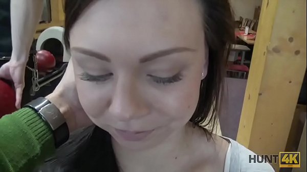 HUNT4K. Morena chupa pau e dá a buceta para furar por dinheiro